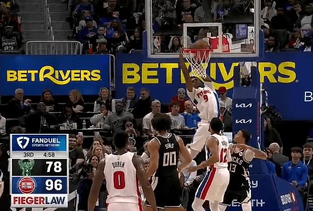 九游手游中心-奥萨尔斜着身子空接暴扣，砍下8分4篮板4助攻2抢断2盖帽